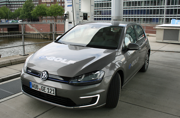 Ein e-Golf an der Wasserstoff-Tankstelle ist Zukunftsmusik, technisch aber von Volkswagen jederzeit umsetzbar. Foto: Christoph M. Schwarzer
