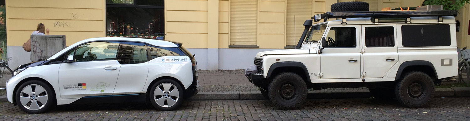 BMWi3vsLandRoverDefender Berliner Gegensätze quasi Stoßstange an Stoßstange. Bild: Peter Schwierz