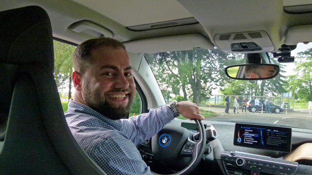 Emotion pur: Ümran Orak im BMW i3 auf dem Verkehrsübungsplatz.