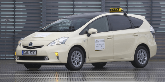 toyota-taxi-prius-hybrid-symbolbild