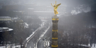 Um gegen die schlechte Luft in der Hauptstadt zu protestieren, haben schwindelfreie Kletterer von Greenpeace die goldene Frauenstatue auf der Berliner Siegessäule eine Atemschutzmaske verpasst. Zudem wurde der „Goldelse“ ein Banner mit der Aufschrift „Atemlos durch die Stadt“ an die Hand gegeben. tagesspiegel.de, greenpeace.de