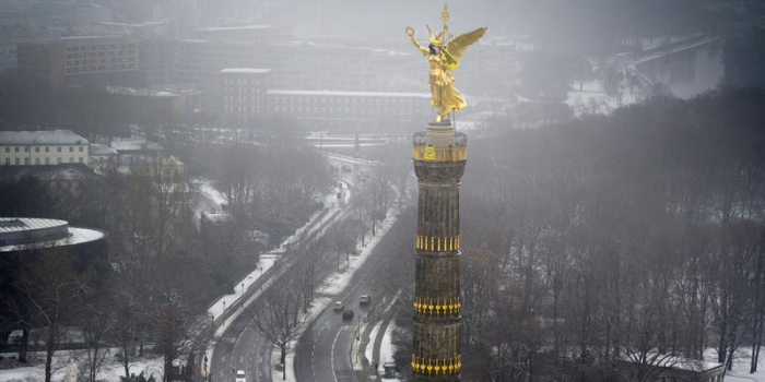 Um gegen die schlechte Luft in der Hauptstadt zu protestieren, haben schwindelfreie Kletterer von Greenpeace die goldene Frauenstatue auf der Berliner Siegessäule eine Atemschutzmaske verpasst. Zudem wurde der „Goldelse“ ein Banner mit der Aufschrift „Atemlos durch die Stadt“ an die Hand gegeben. tagesspiegel.de, greenpeace.de