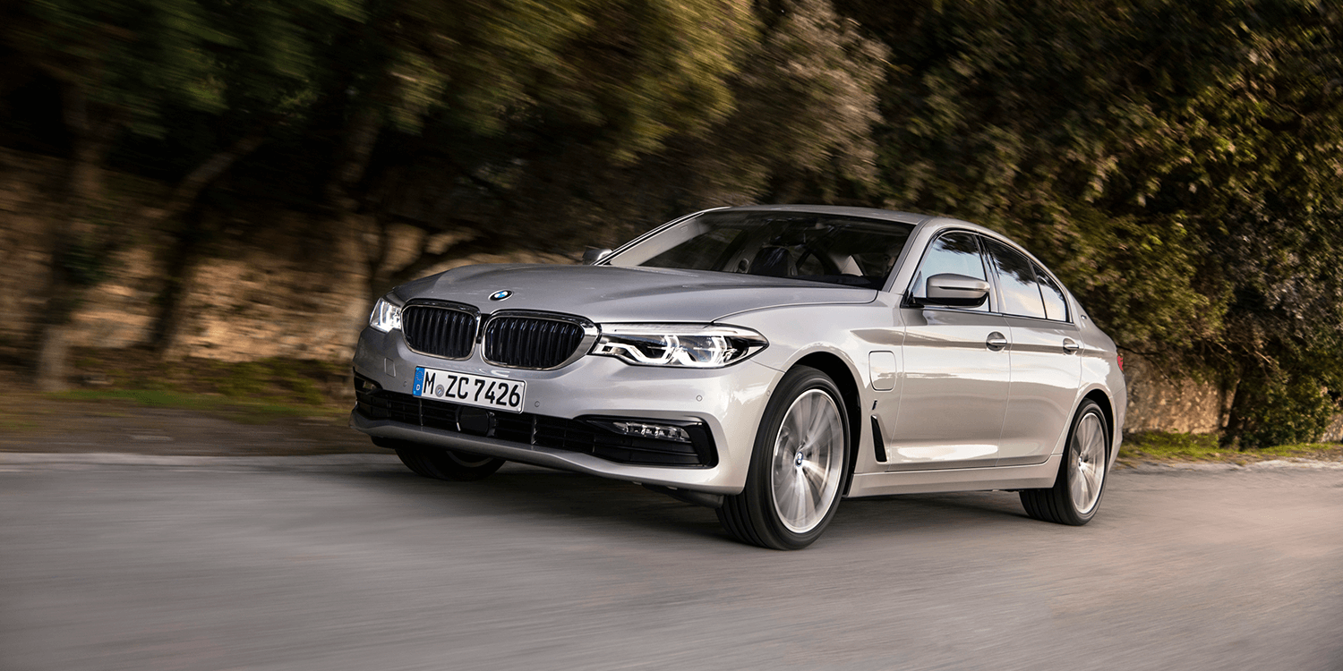BMW 530e iPerformance verfugbar und ladt induktiv Video electrive