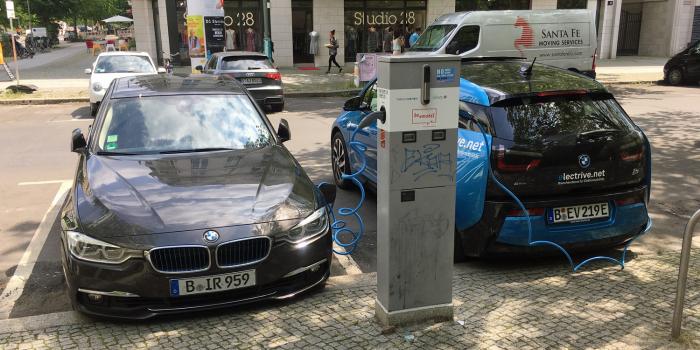 Zwei BMWs an EBG Ladestation