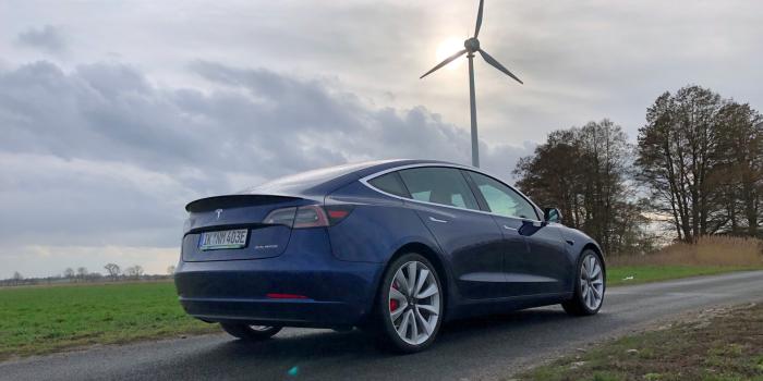 Tesla Model3 Windrad Brandenburg