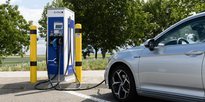 volkswagen-passat-gte-2019-ladestation-charging-station-enbw-fahrbericht-daniel-boennighausen-01