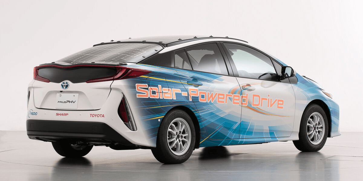 toyota-prius-phev-solar-powered-03