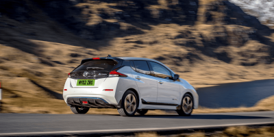nissan-leaf-gruenes-nummernschild-green-numbers-plate-uk-symbolbild-min