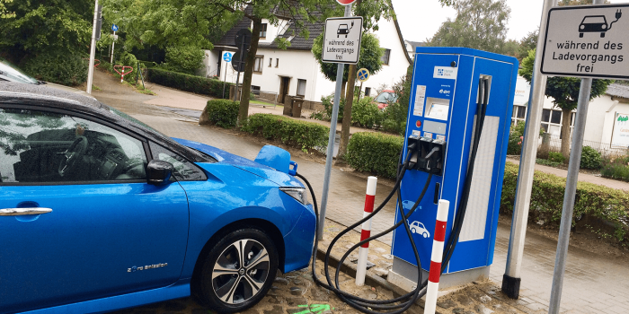 schenefeld-ladestation-charging-station-hanse-werk-nissanl-leaf-e-plus-2019-01-daniel-boennighausen-min