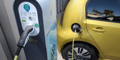 volkswagen-e-up-modelljahr-2020-07-ladestation-charging-station-min