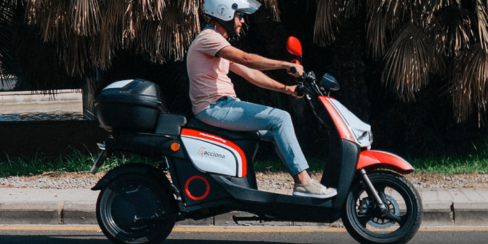 Acciona e roller electric scooter rom rome italien italy min