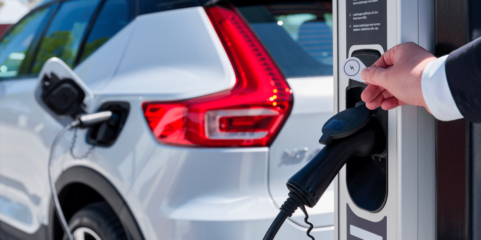 Volvo plugsurfing ladestation charging station min