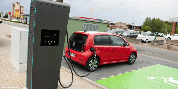 Volkswagen e up alpitronic hypercharger ladestation charging station fahrbericht daniel boennighausen min
