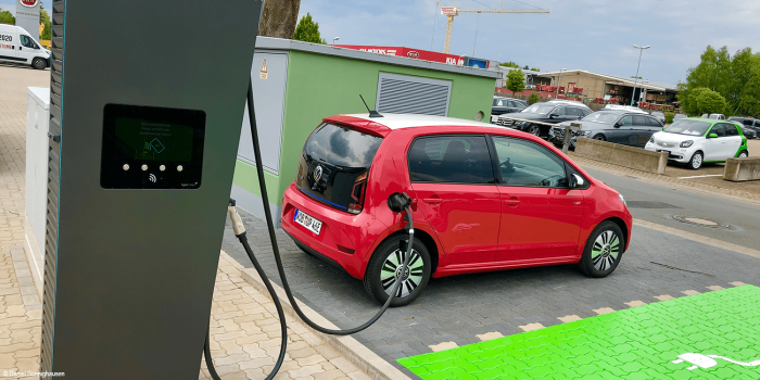 Volkswagen e up alpitronic hypercharger ladestation charging station fahrbericht daniel boennighausen min