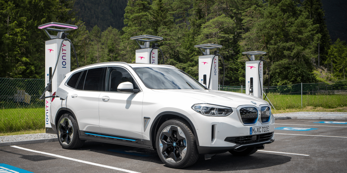 Bmw ix3 ionity ladestation charging station min