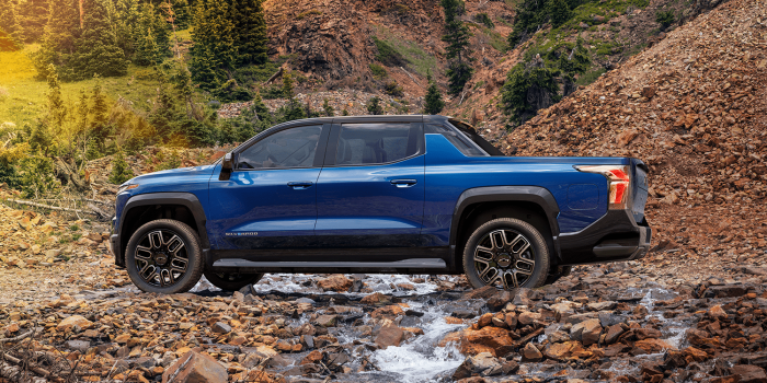 Chevrolet silverado ev rst min