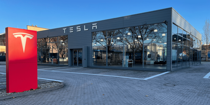 Tesla center berlin min
