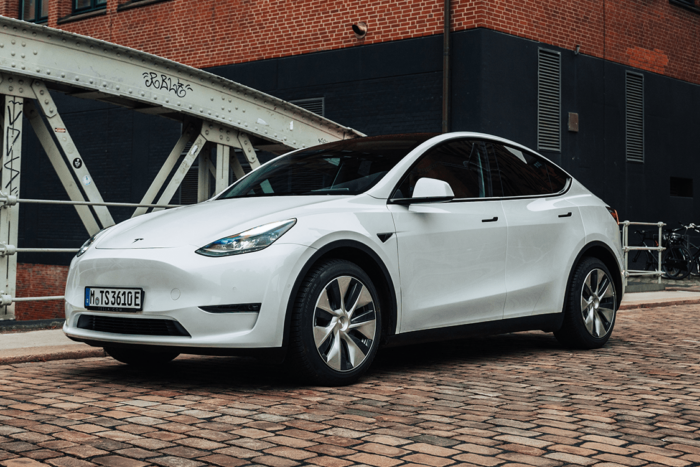 Tesla model y min e