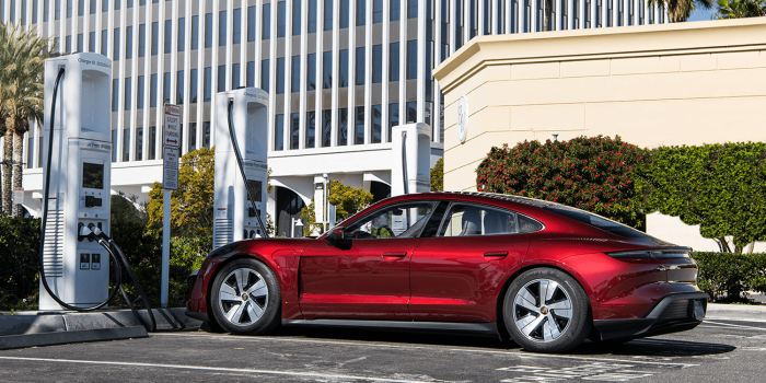 Porsche taycan electrify america ladestation charging station min