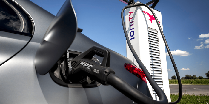 Mercedes benz c e phev ladestation charging station ionity min