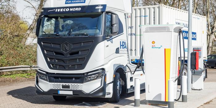 Shell ladestation charging station hamburg e lkw electric truck nikola motor nikola tre bev min