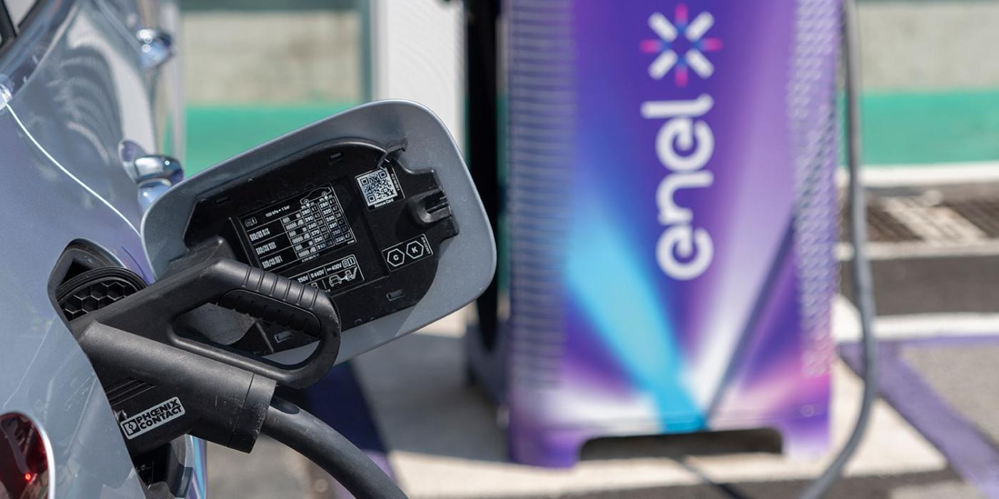 Enel x way ladestation charging station min