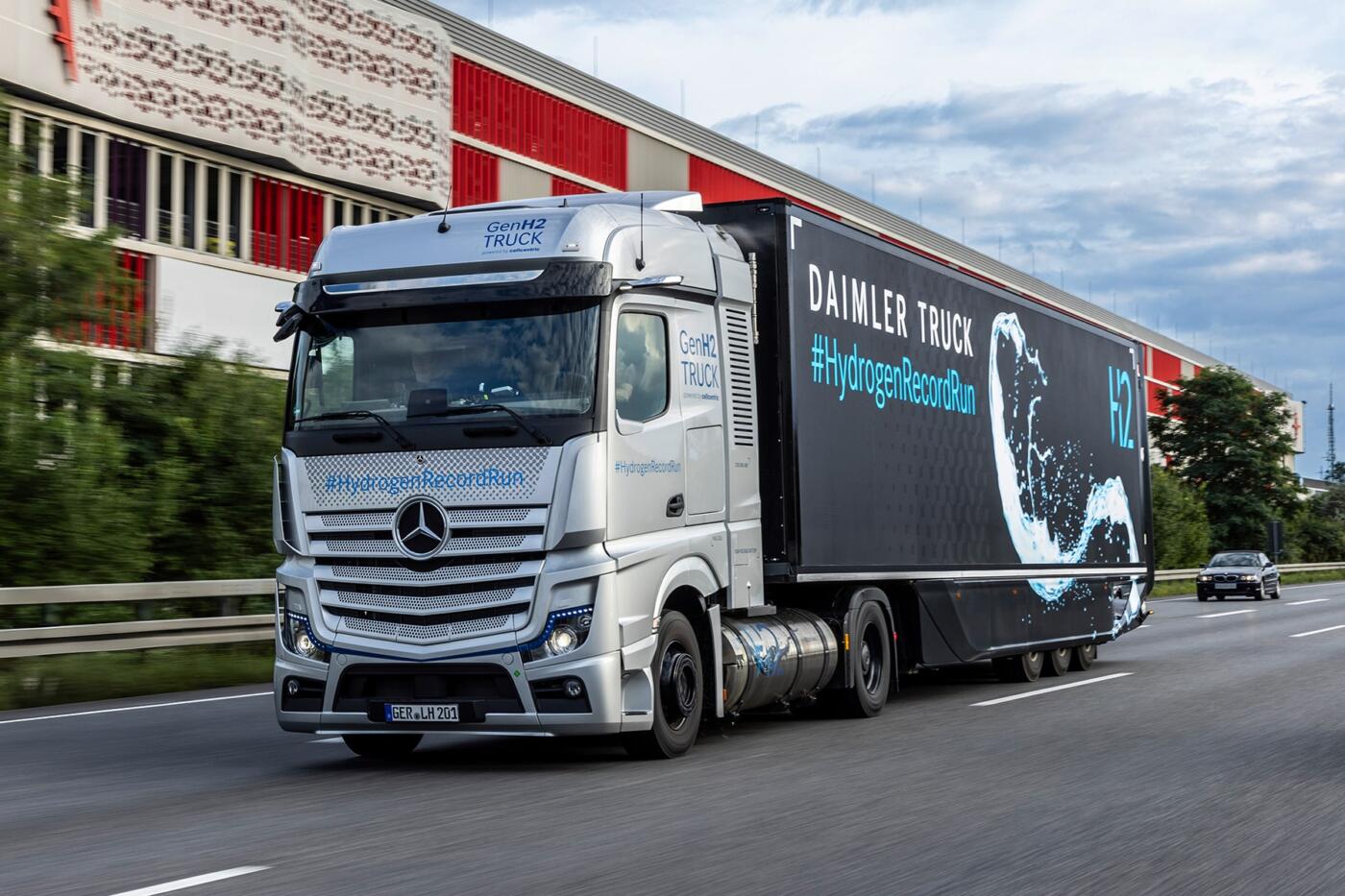 daimler truck mercedes benz genh2 truck e lkw electric truck fcev 2023 07 min daimler truck mercedes benz genh2 truck e lkw electric truck fcev 2023 07 min