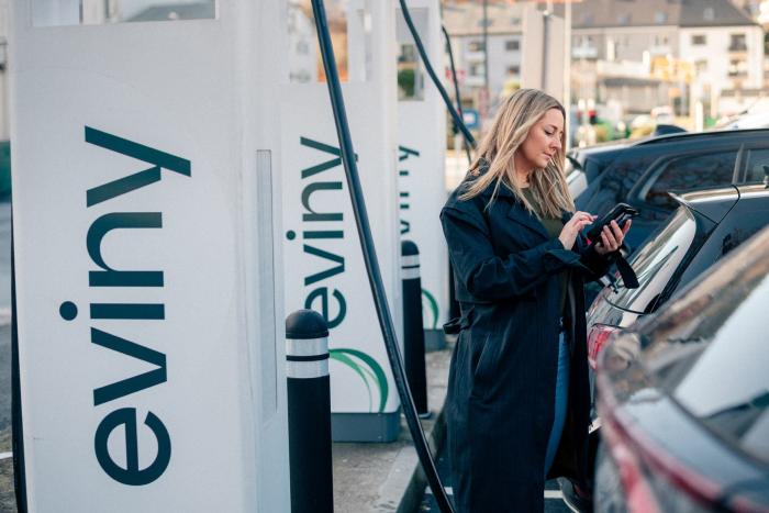 Eviny ladestation charging station min