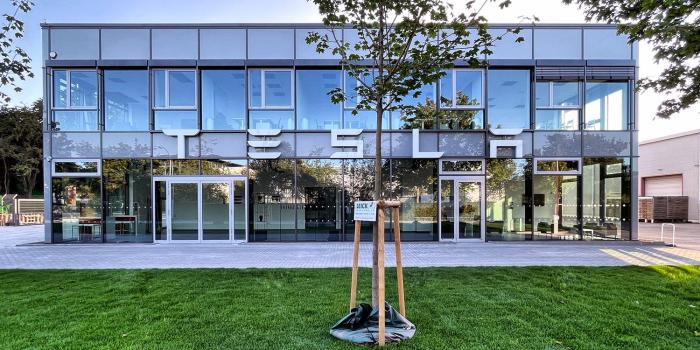 Tesla center saarbruecken min