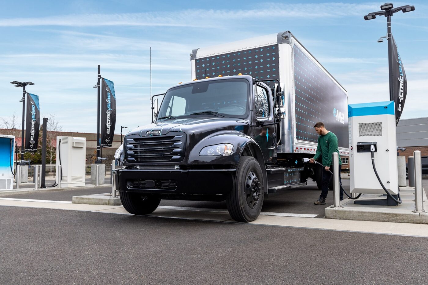 Daimler truck freightliner em2 e lkw electric truck ladestation charging station usa min