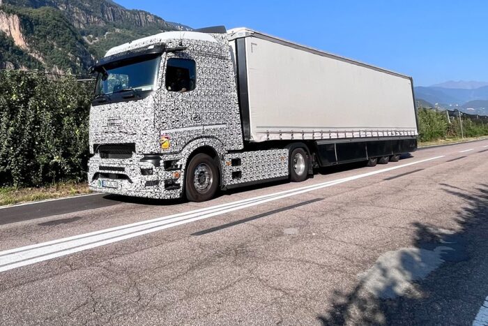 Daimler truck mercedes benz eactros e lkw electric truck min