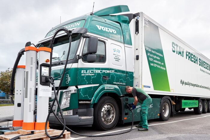 Volvo trucks fm electric e lkw electric truck boerje joensson group schweden sweden kempower ladestation charging station min