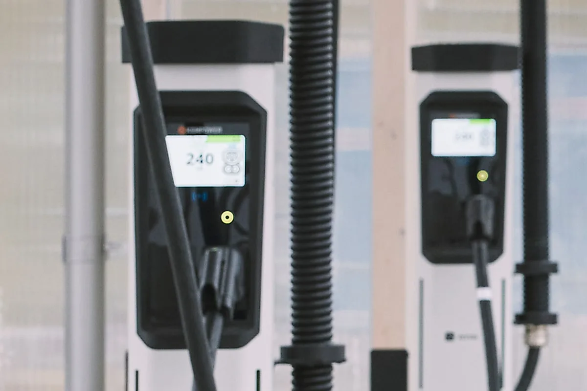 einride e lkw electric truck ladestation charging station kempower schweden sweden rosersberg 2023 03 min