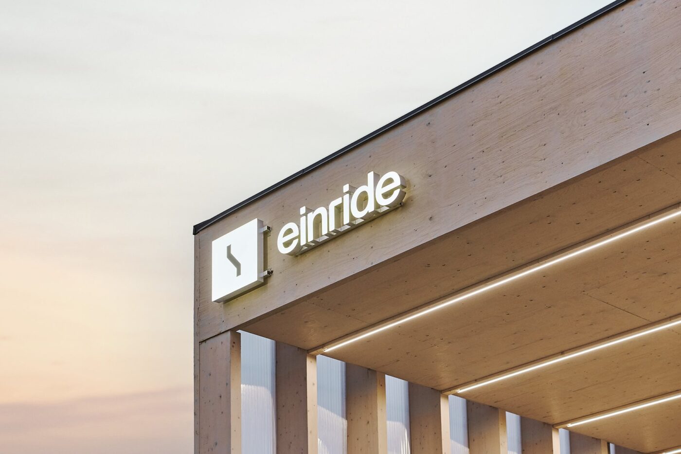 Einride e lkw electric truck ladestation charging station schweden sweden rosersberg min