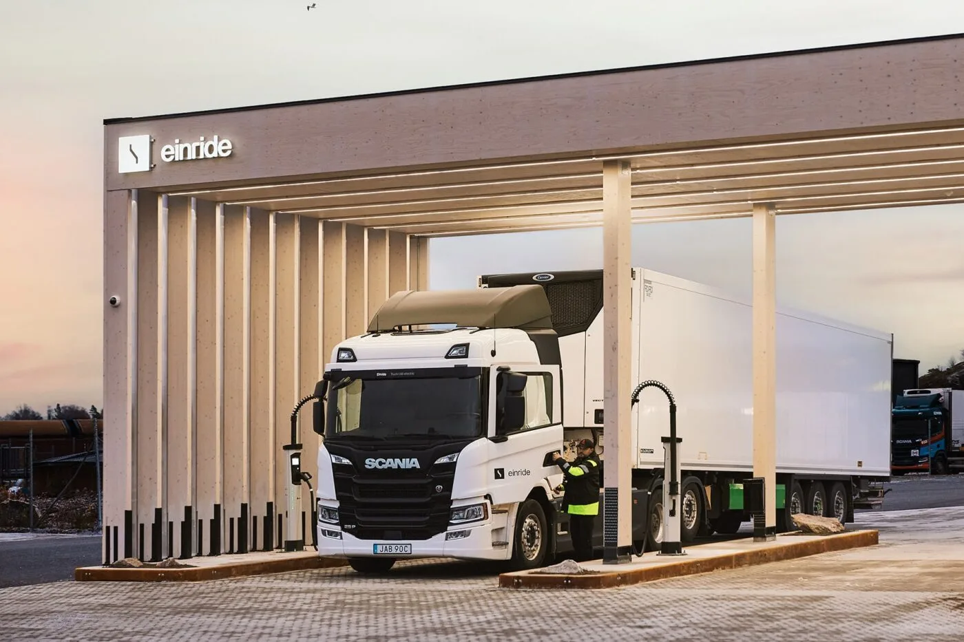 einride scania e lkw electric truck ladestation charging station schweden sweden rosersberg 2023 02 min