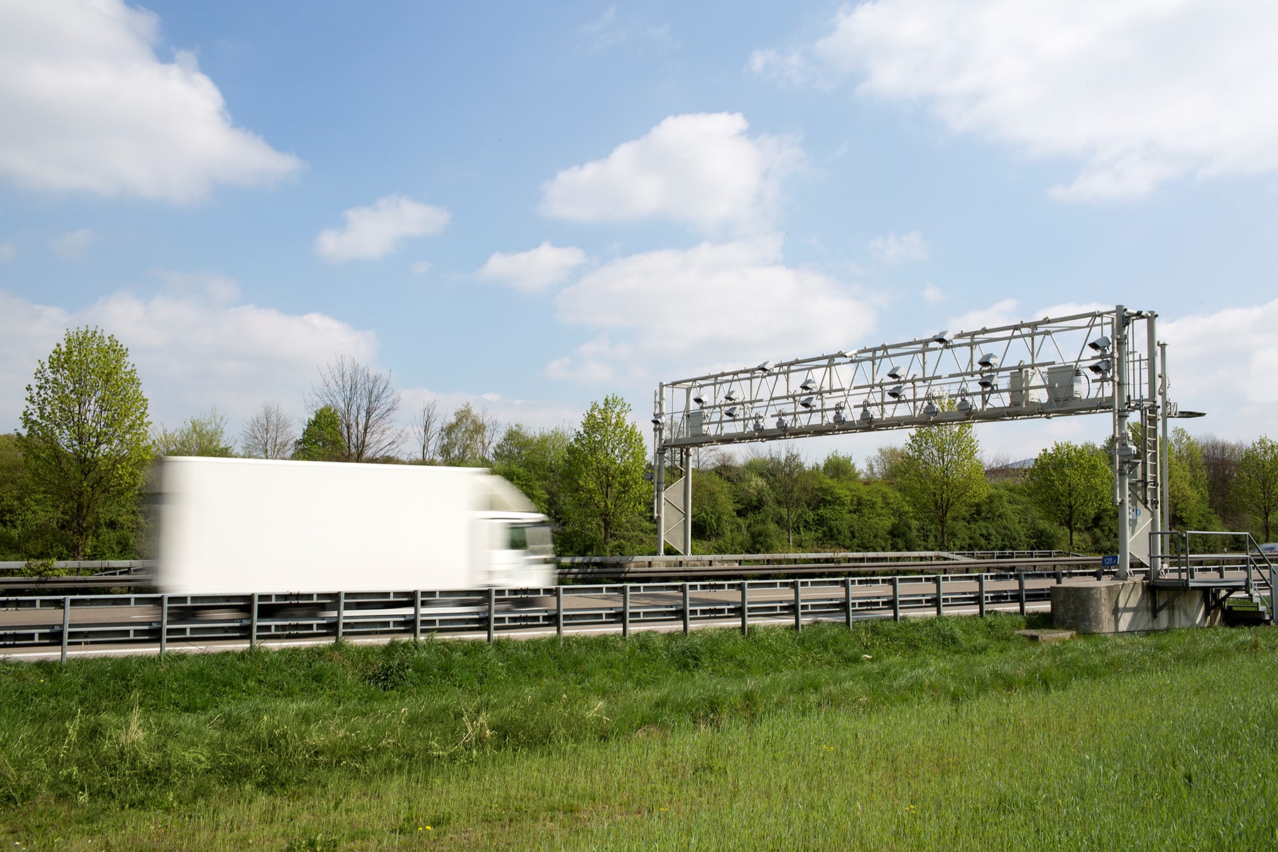 EU-Kommission-will-E-Lkw-bis-2031-von-Maut-befreien