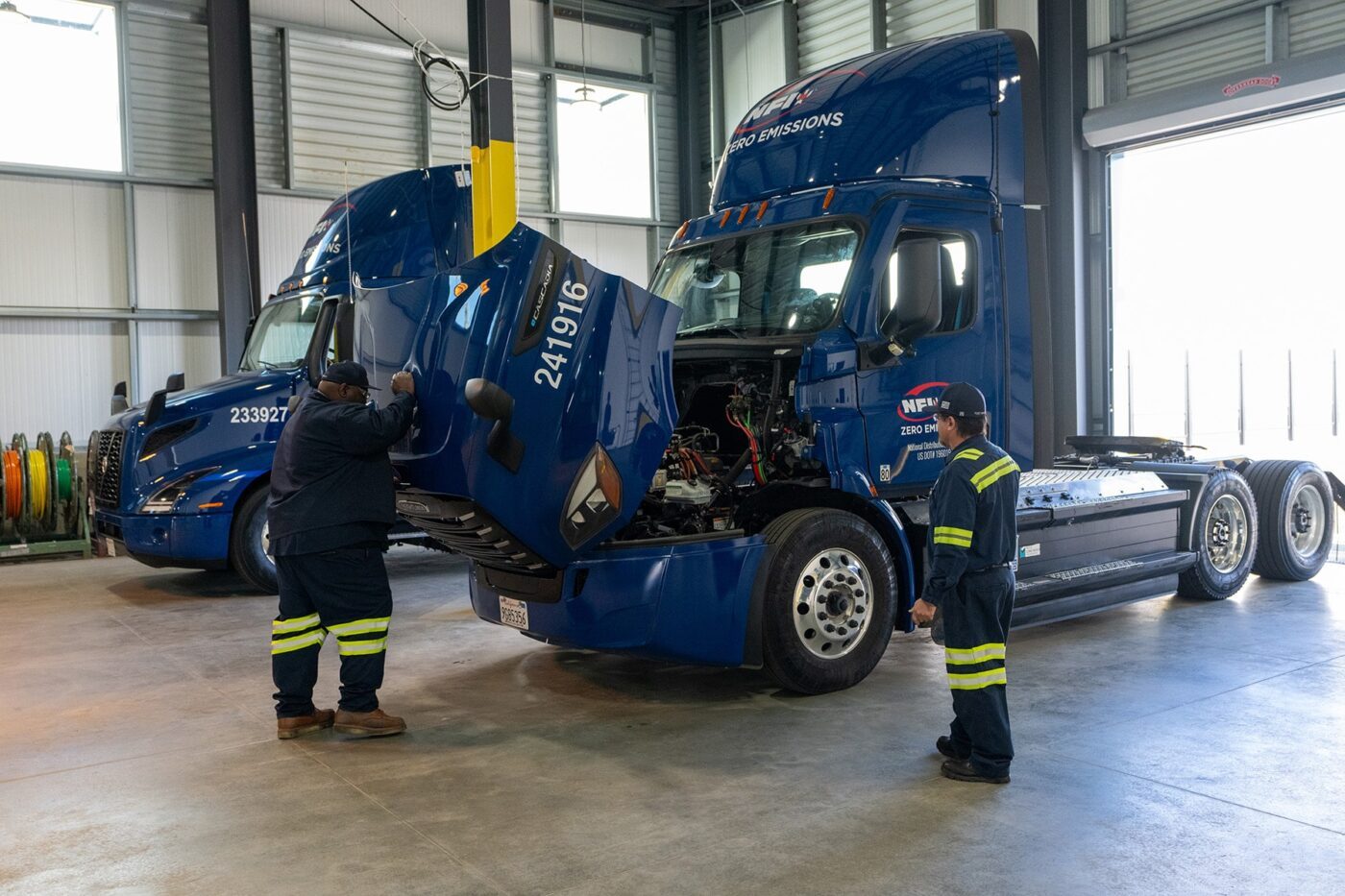 nfi daimler truck freightliner ecascadia volvo trucks vnr electric e lkw electric trucks usa 2024 03 min nfi daimler truck freightliner ecascadia volvo trucks vnr electric e lkw electric trucks usa 2024 03 min