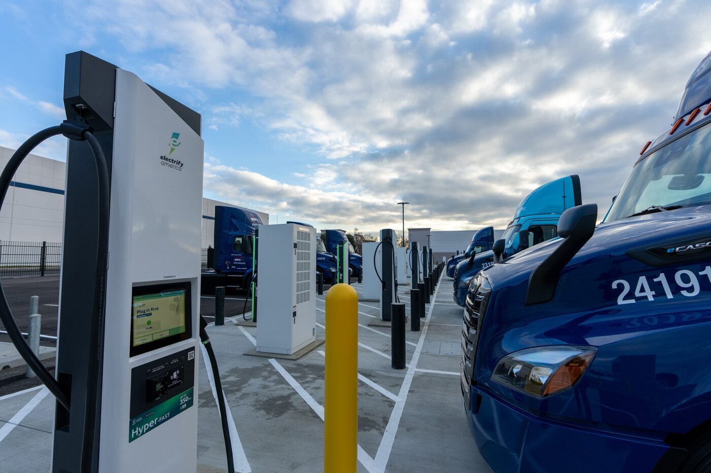 nfi e lkw electric trucks electrify america ladestation charging station usa 2024 01 min