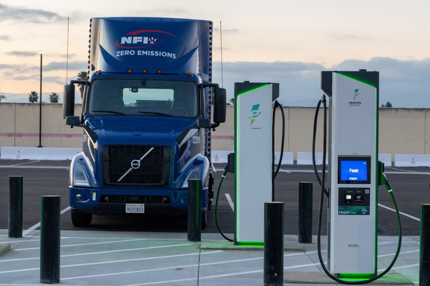nfi volvo trucks vnr electric electrify america ladestation charging station e lkw electric trucks usa 2024 04 min
