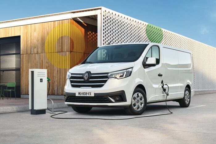 renault trafic e tech e transporter electric transporter grossbritannien uk 2024 01 min
