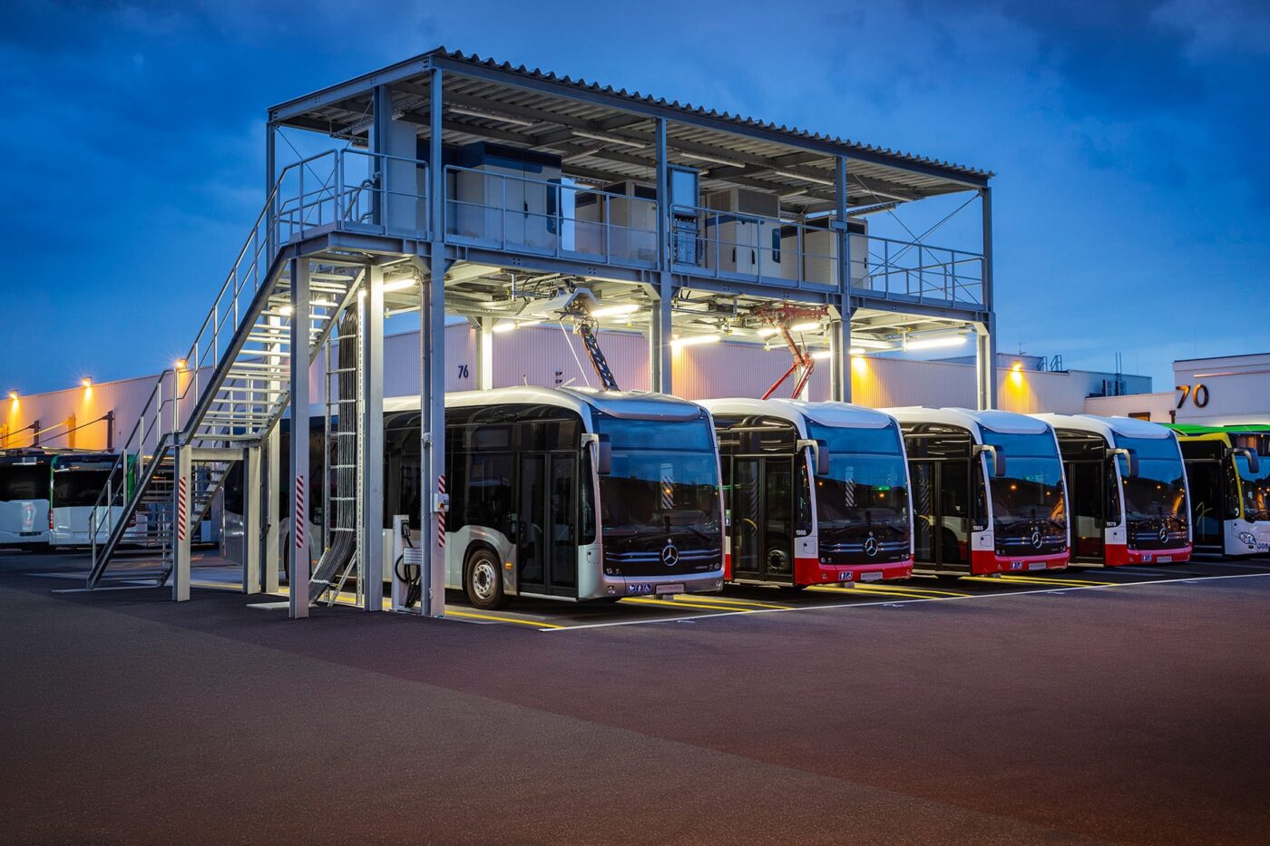 daimler buses mercedes benz ecitaro elektrobus electric bus ladestation charging station 01 min