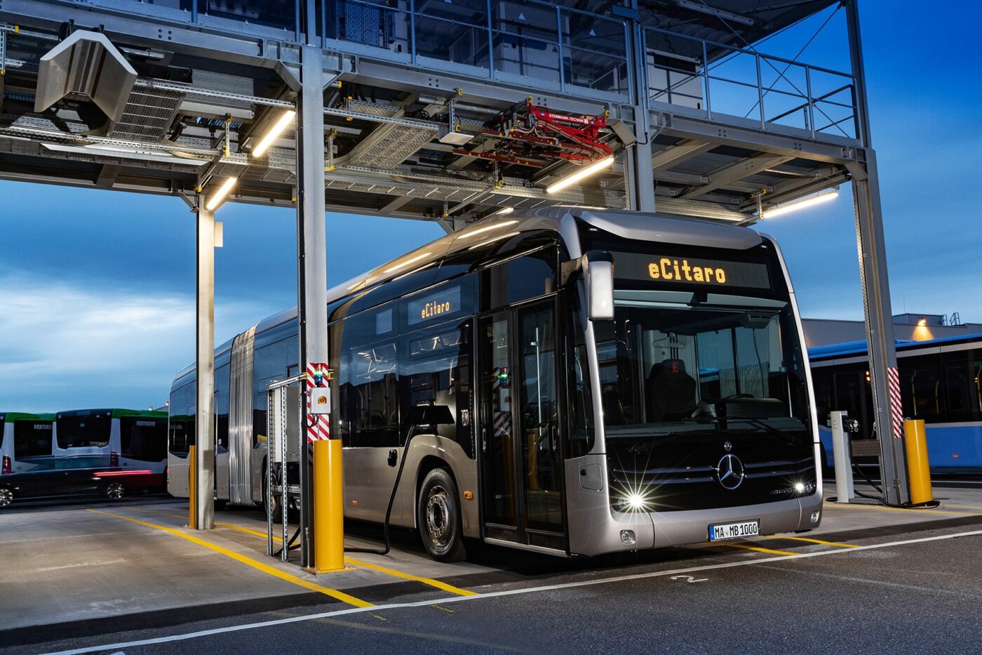 daimler buses mercedes benz ecitaro elektrobus electric bus ladestation charging station min