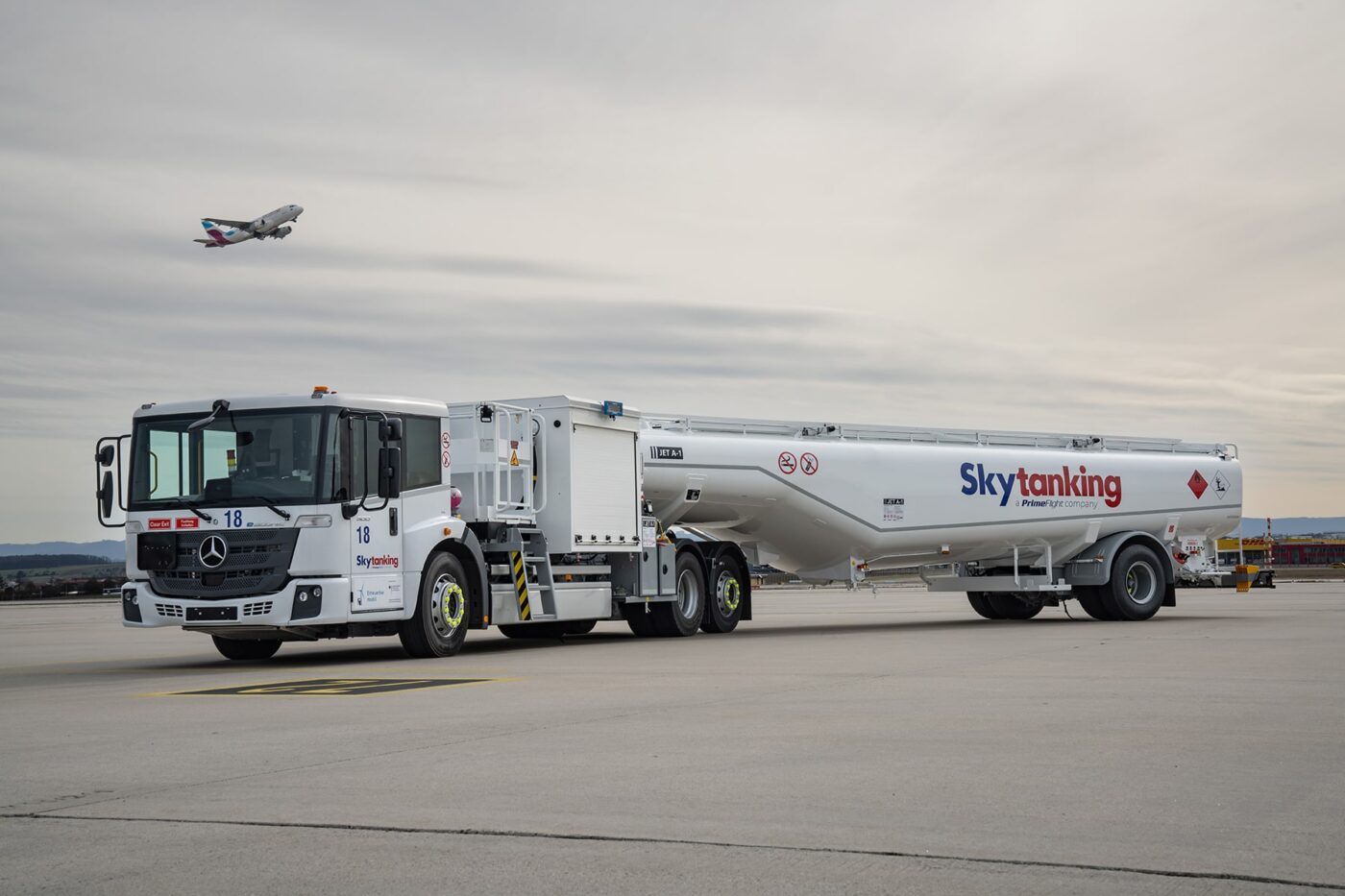 daimler truck mercedes benz eeconic e lkw electric truck skytanking flughafen stuttgart airport 2024 04 min