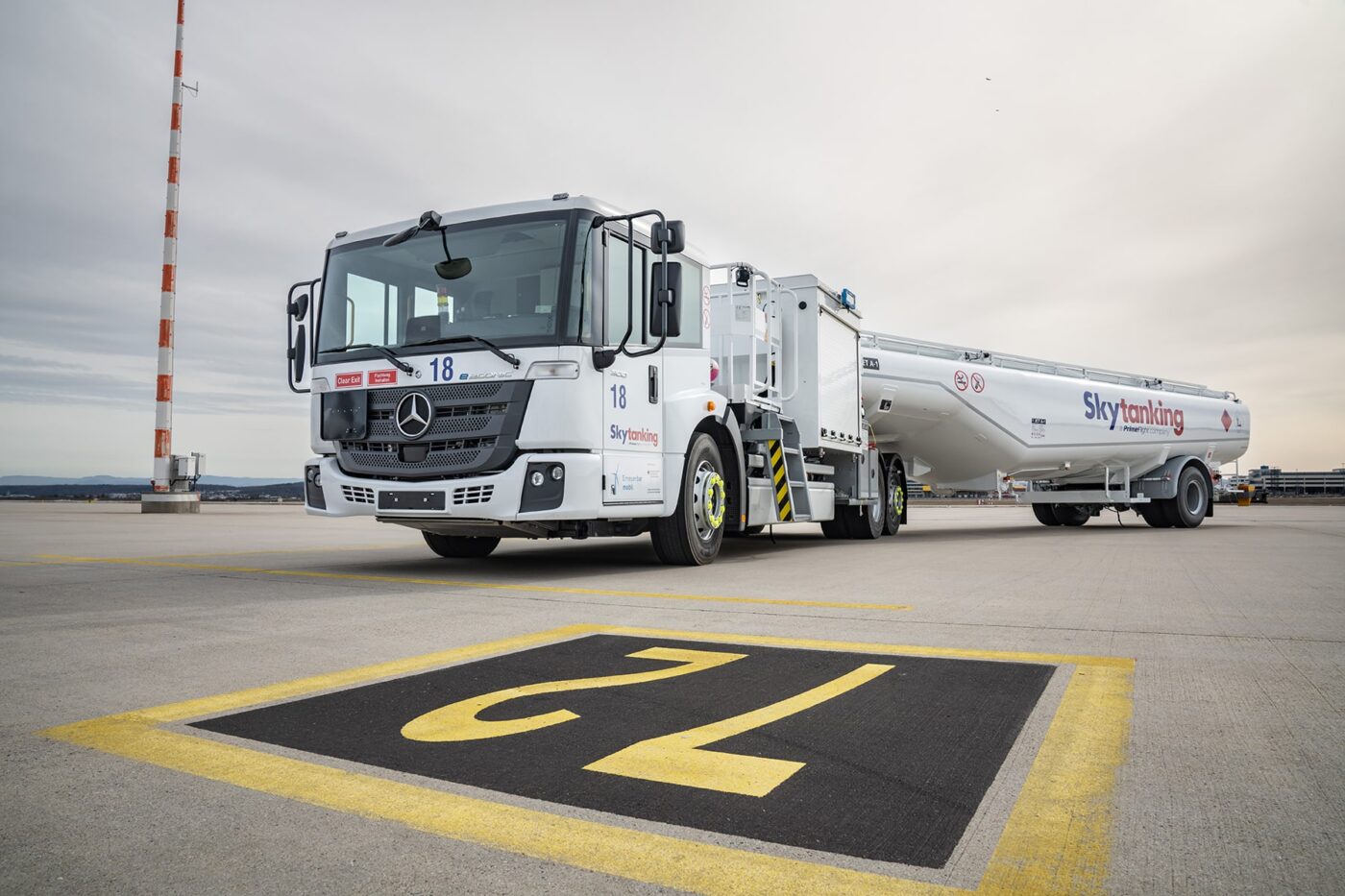 daimler truck mercedes benz eeconic e lkw electric truck skytanking flughafen stuttgart airport 2024 05 min