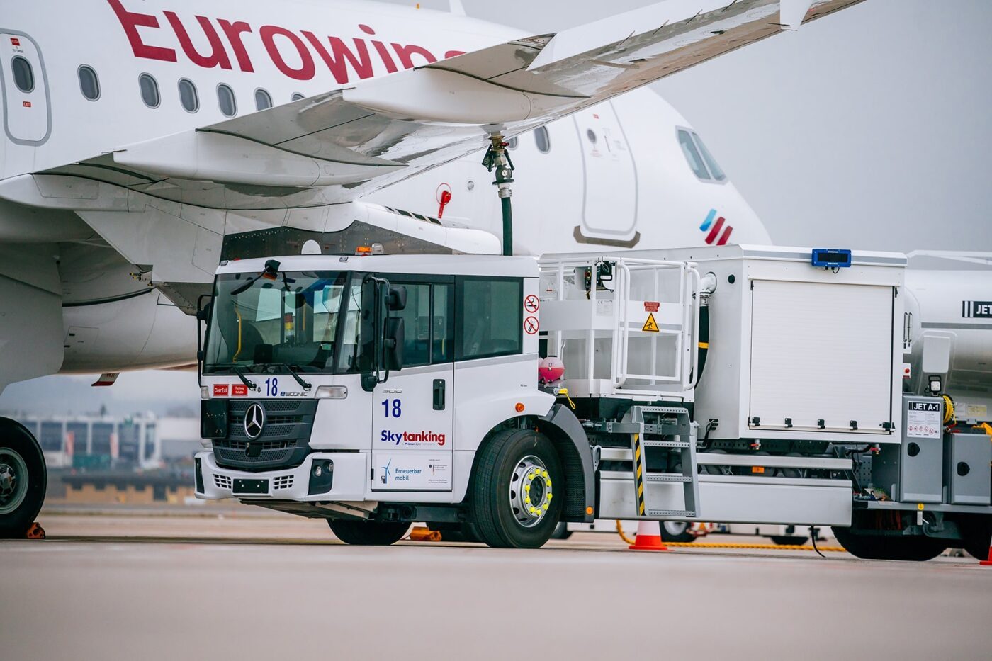 daimler truck mercedes benz eeconic e lkw electric truck skytanking flughafen stuttgart airport 2024 08 min