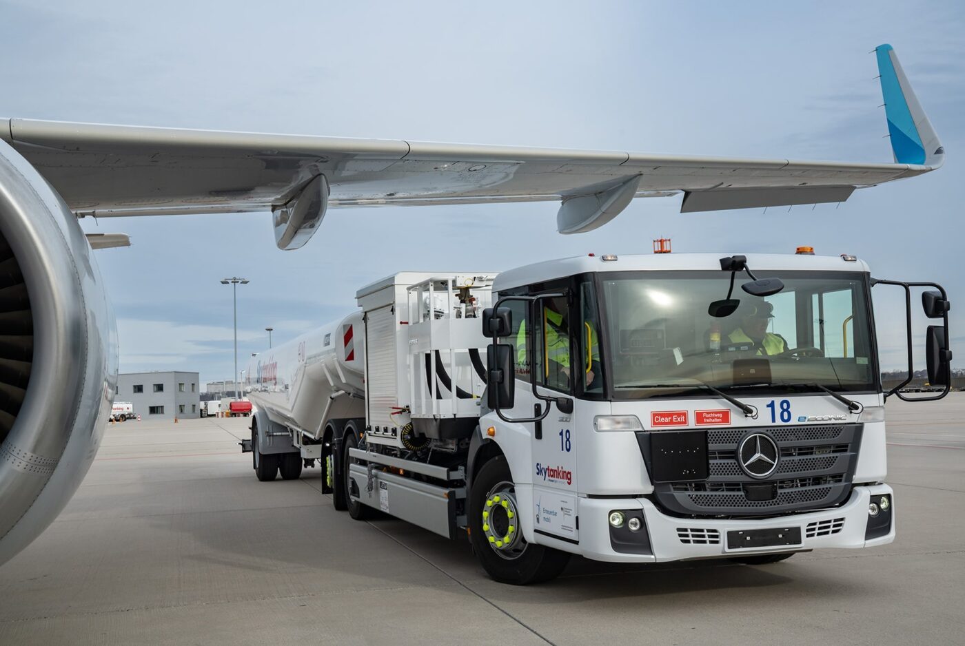 daimler truck mercedes benz eeconic e lkw electric truck skytanking flughafen stuttgart airport 2024 10 min