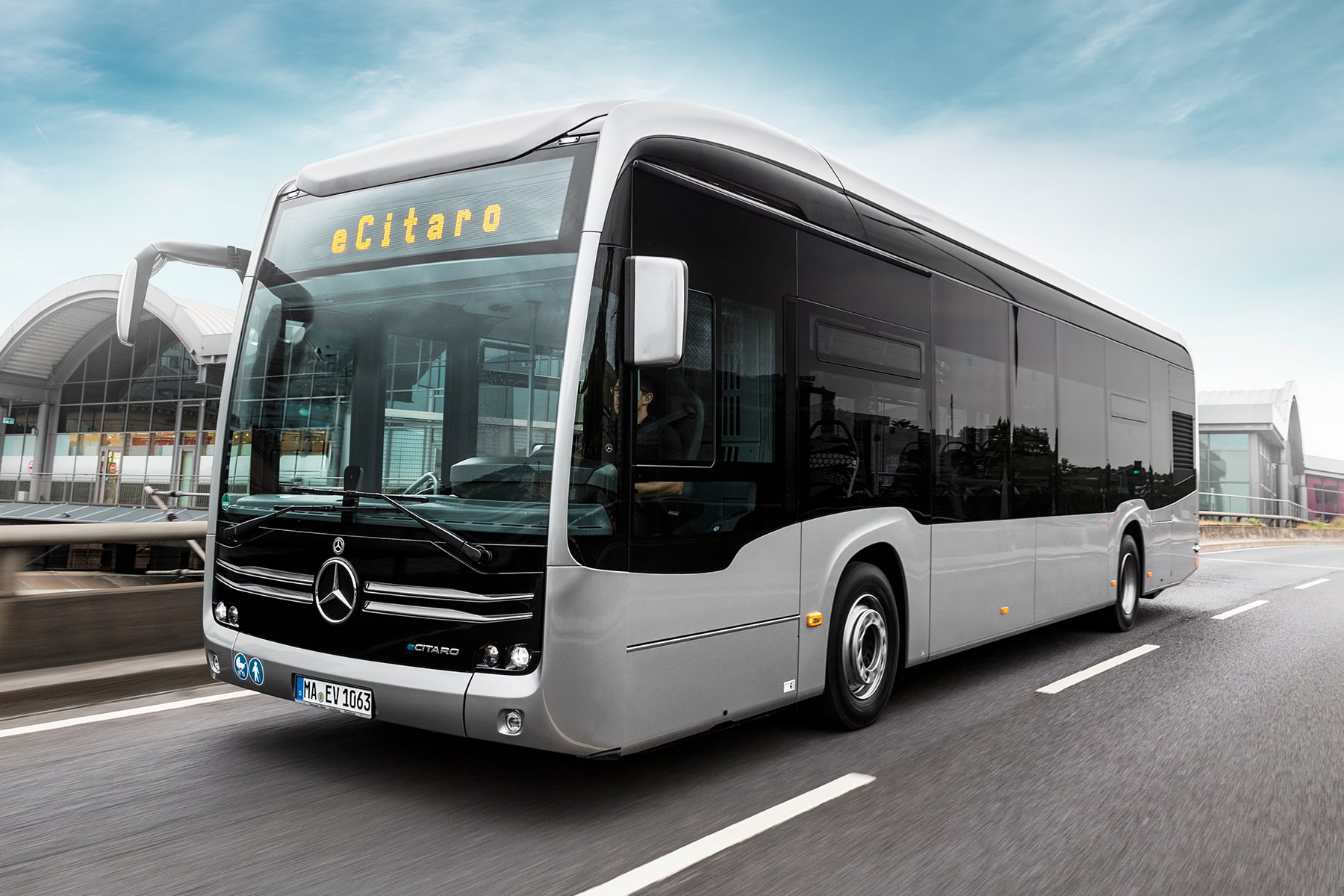 Landkreis-L-neburg-bestellt-20-E-Busse-bei-Daimler-Buses