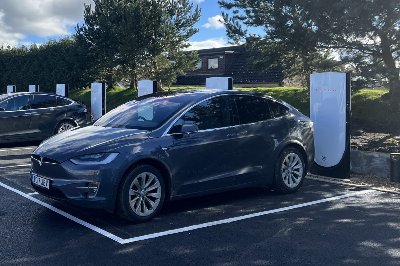 tesla supercharger ladestation charging station grossbritannien uk 2024 01 min
