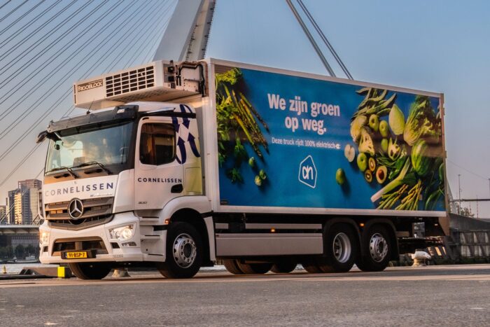 daimler truck mercedes benz eactros 300 e lkw electric truck albert heijn niederlande netherlands 2024 02 min