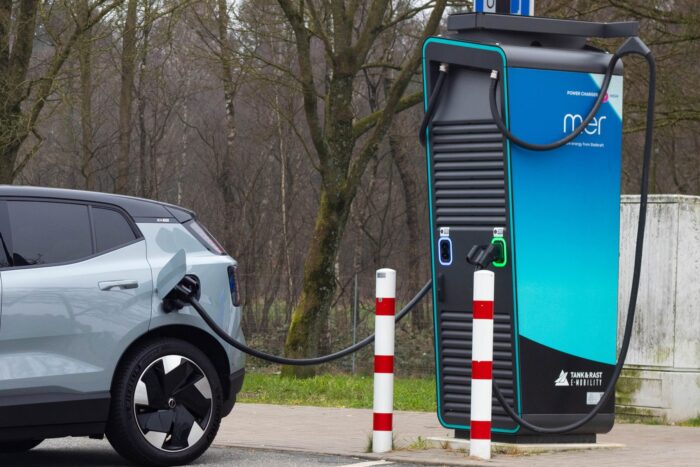 volvo ex30 fahrbericht daniel boennighausen mer ladestation charging station 2024 01 min